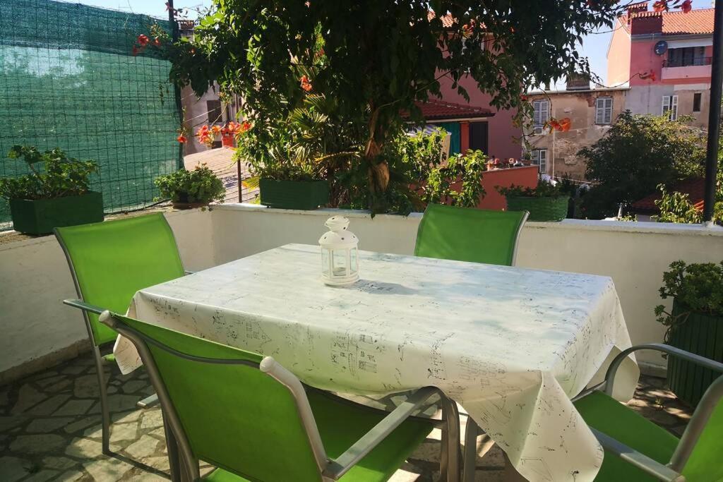 Apartamento Casa Di Nonna Pina, Kuca U Blizini Arene Pula Exterior foto